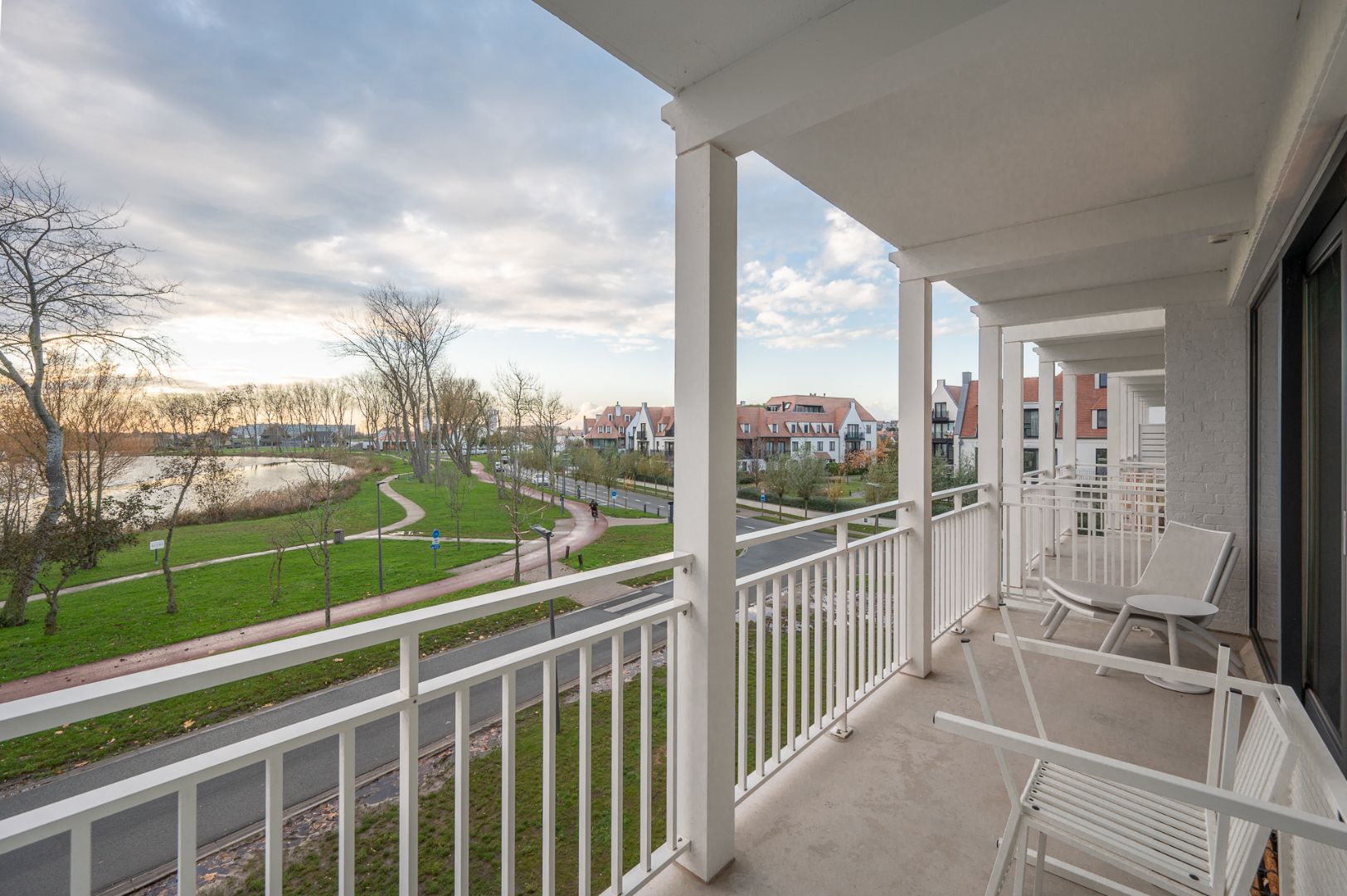 Nieuwbouwappartement met zicht op het meer in Duinenwater foto 3