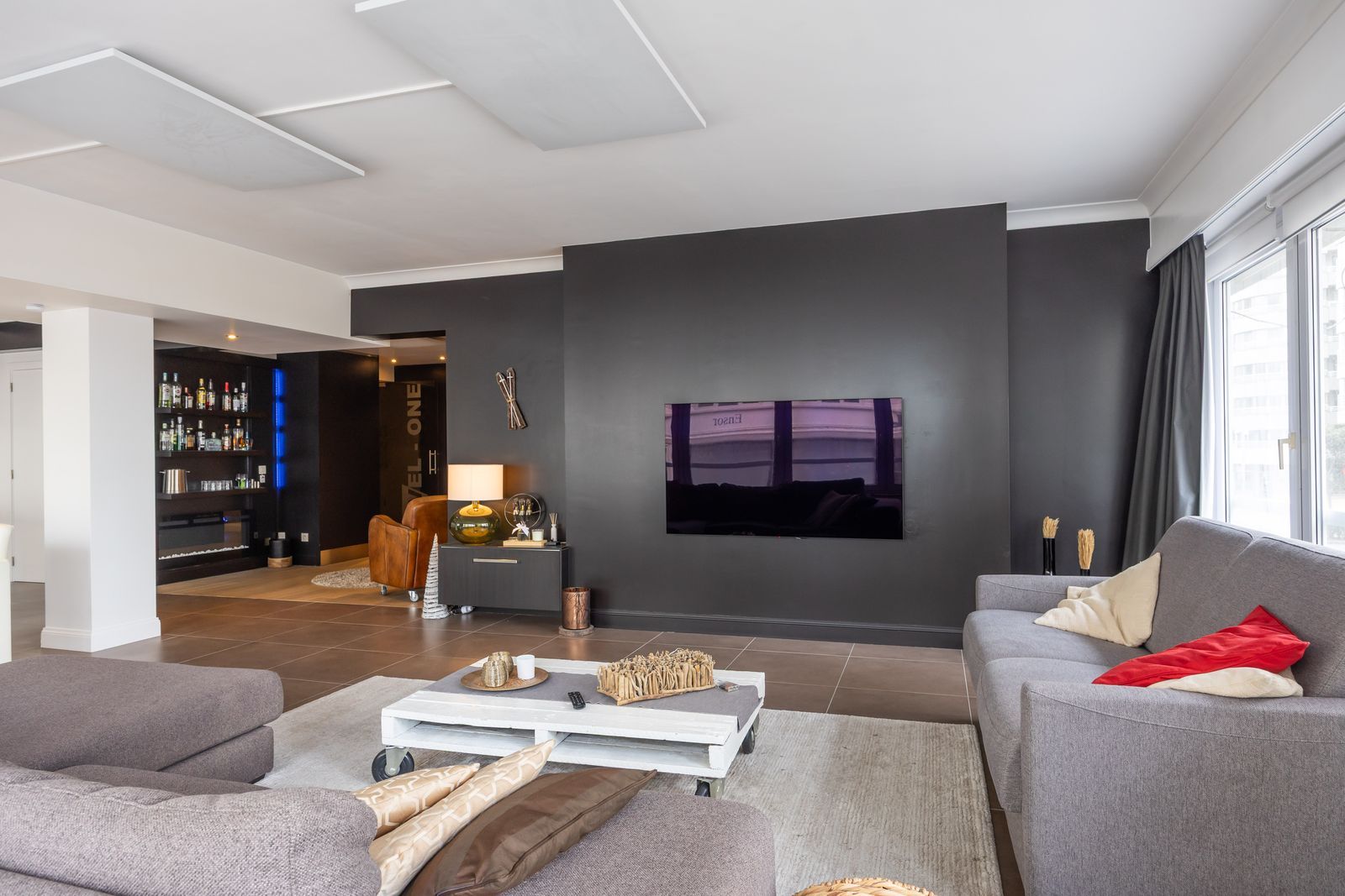 Fenomenaal gerenoveerd hoekappartement met 2 slpk pal aan het strand foto 2