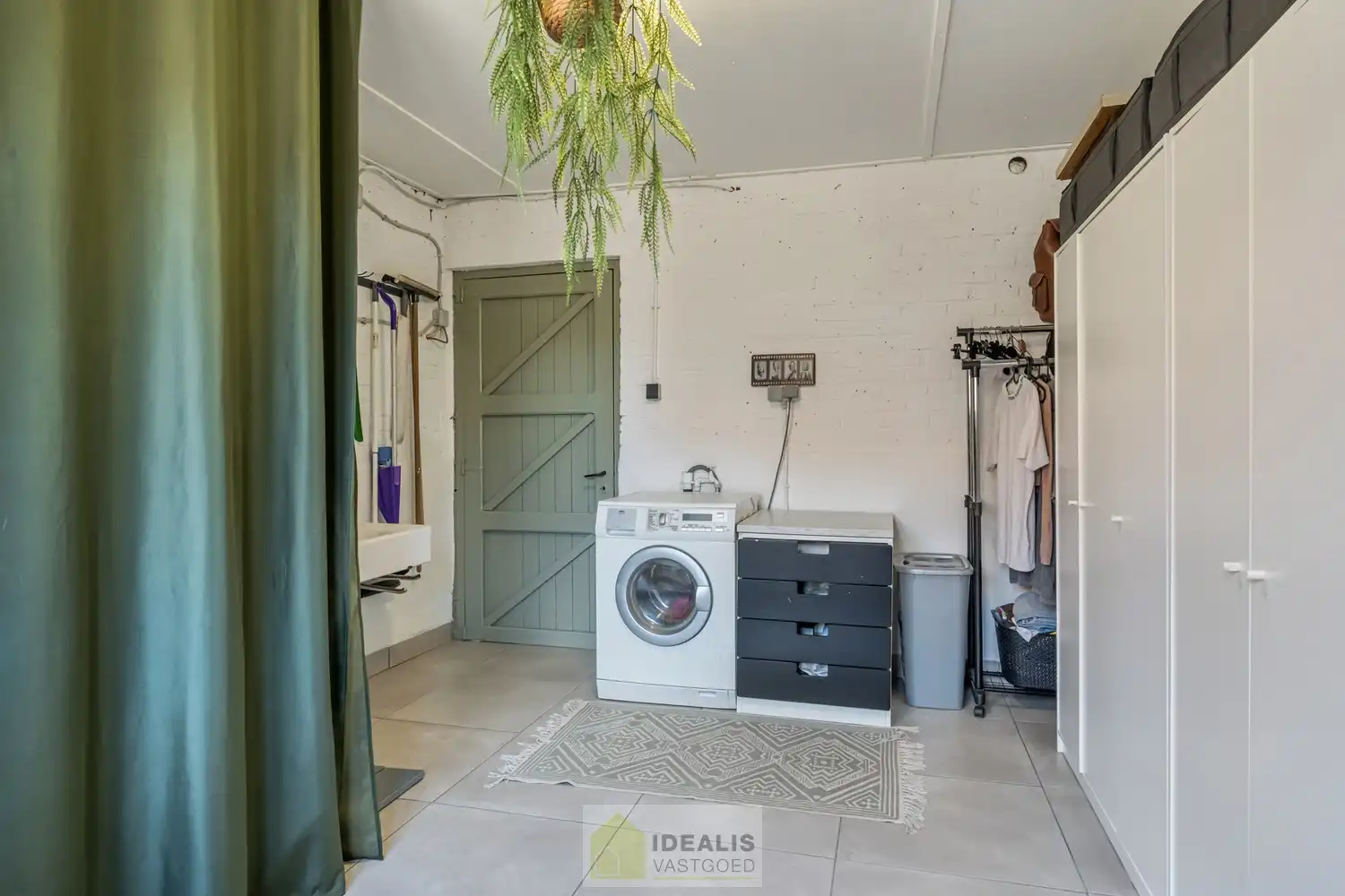 IDEALIS VASTGOED – EENGEZINSWONING MET EEN KNAPPE LEEFRUIMTE MET OPEN HAARD EN AANSLUITEND OPEN MODERNE KEUKEN, EEN HEERLIJKE VERANDA, MOGELIJKHEID TOT 4 SLAAPKAMERS, 2 BADKAMERS, 2 GARAGES EN EEN RUIM WERKHUIS MOMENTEEL INGERICHT ALS LOUNGERUIMTE, VOLLEDIG AANGELEGD MET EEN KNAPPE TUIN OP EEN PERCEEL VAN 8A 65CA! Deze ruime gezinswoning omvat +- 204m² netto bewoonbare oppervlakte met een aangename woonkamer bestaande uit zit-en eetgedeelte, een open moderne keuken, veranda, mogelijkheid tot 4 slaapkamers en 2 badkamers. Momenteel is de woning ingericht als 2 aparte woongelegenheden. Tevens beschikt de woning over een apart garagegebouw bestaande uit 2 garages met achterliggend een werkhuis momenteel ingericht als loungeruimte. Een unieke kans voor kandidaten op zoek naar een ééngezinswoning voorzien van alle faciliteiten op een fijne locatie tussen de centra van Oudsbergen, Bocholt, Bree en Peer! De huidige eigenaar heeft reeds een nieuw dak aangekocht. Dit wordt geplaatst voor de... foto 25