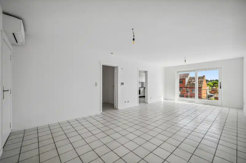 Ruim appartement op de 2 de verdieping foto {{pictureIndex}}