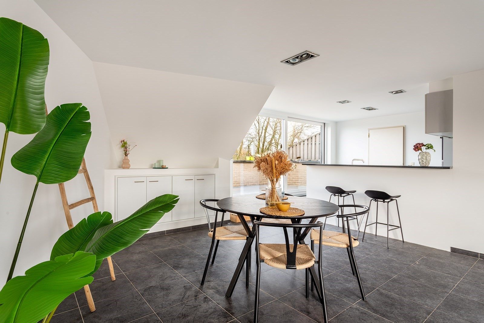 Duplex dakappartement met 3 slaapkamers en zonnig terras in Boechout foto {{pictureIndex}}
