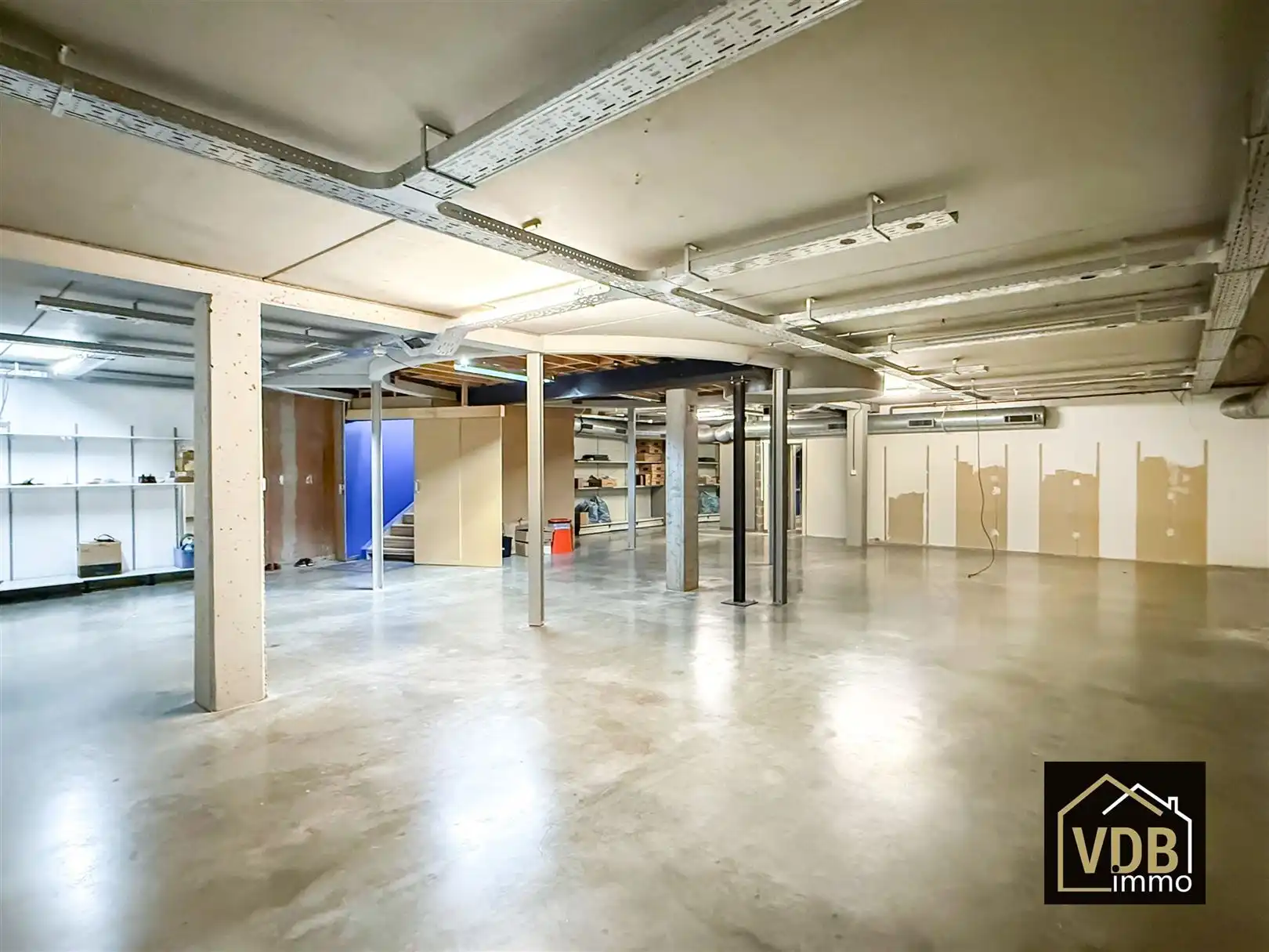 COMMERCIEEL PAND MET PENTHOUSE OP TOP LOCATIE foto 38