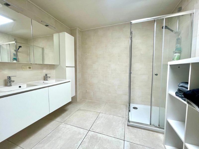 GERENOVEERD GELIJKVLOERS APPARTEMENT MET TWEE SLAAPKAMERS, TUIN EN GARAGE foto 6