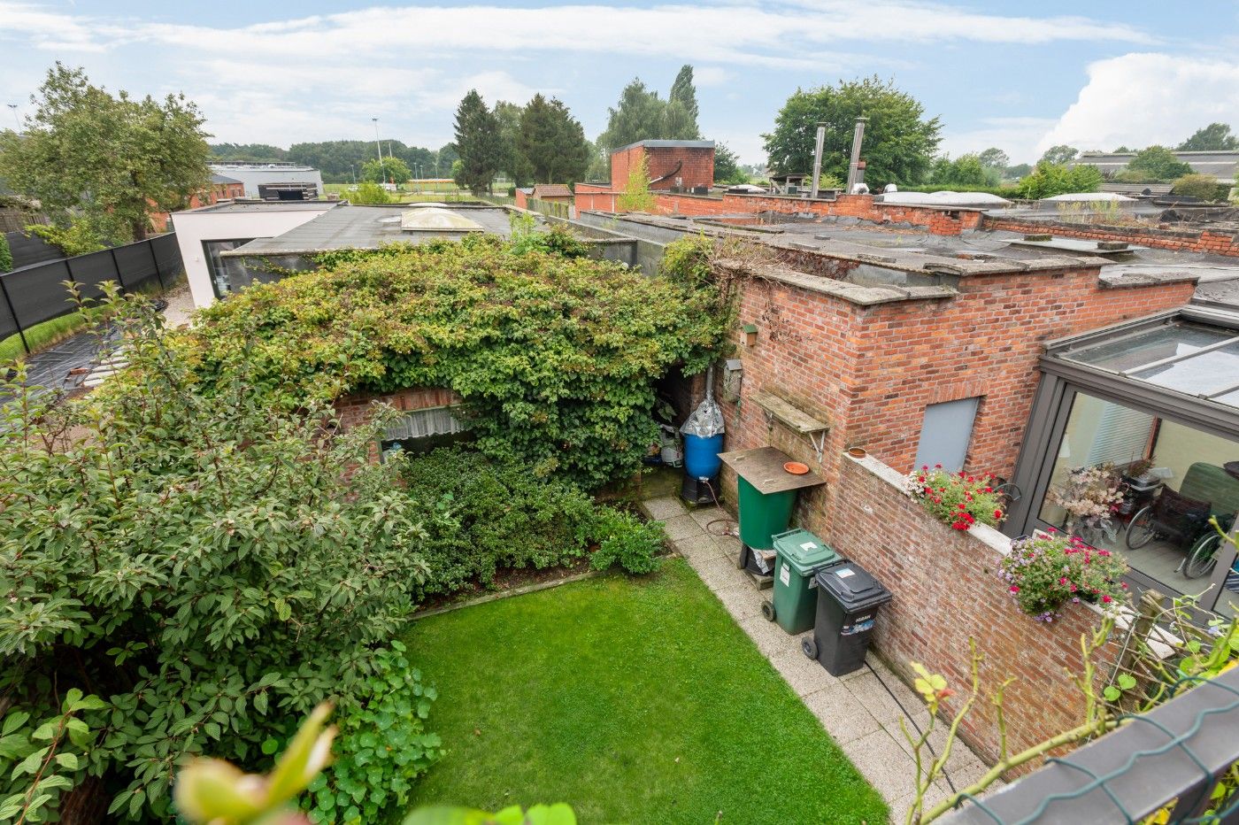 Te renoveren bel-etagewoning met 3 slpk., inpandige garage en tuin foto 10