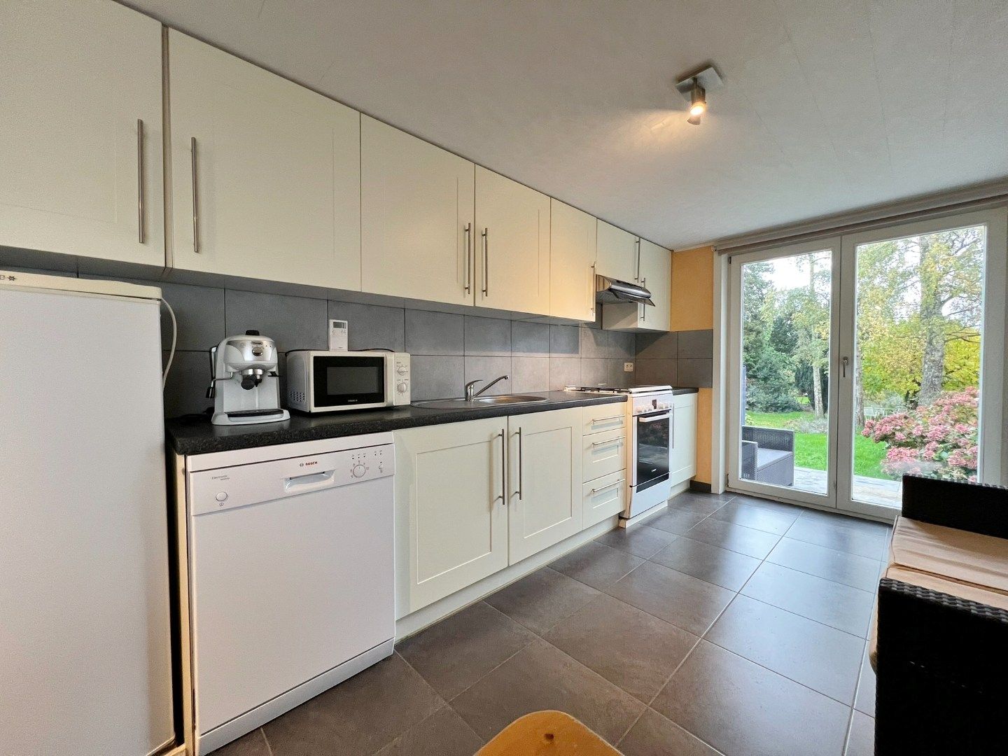 Instapklare woning met prachtige tuin op een perceel van 1.680m² op 500meter van de markt.  foto 8