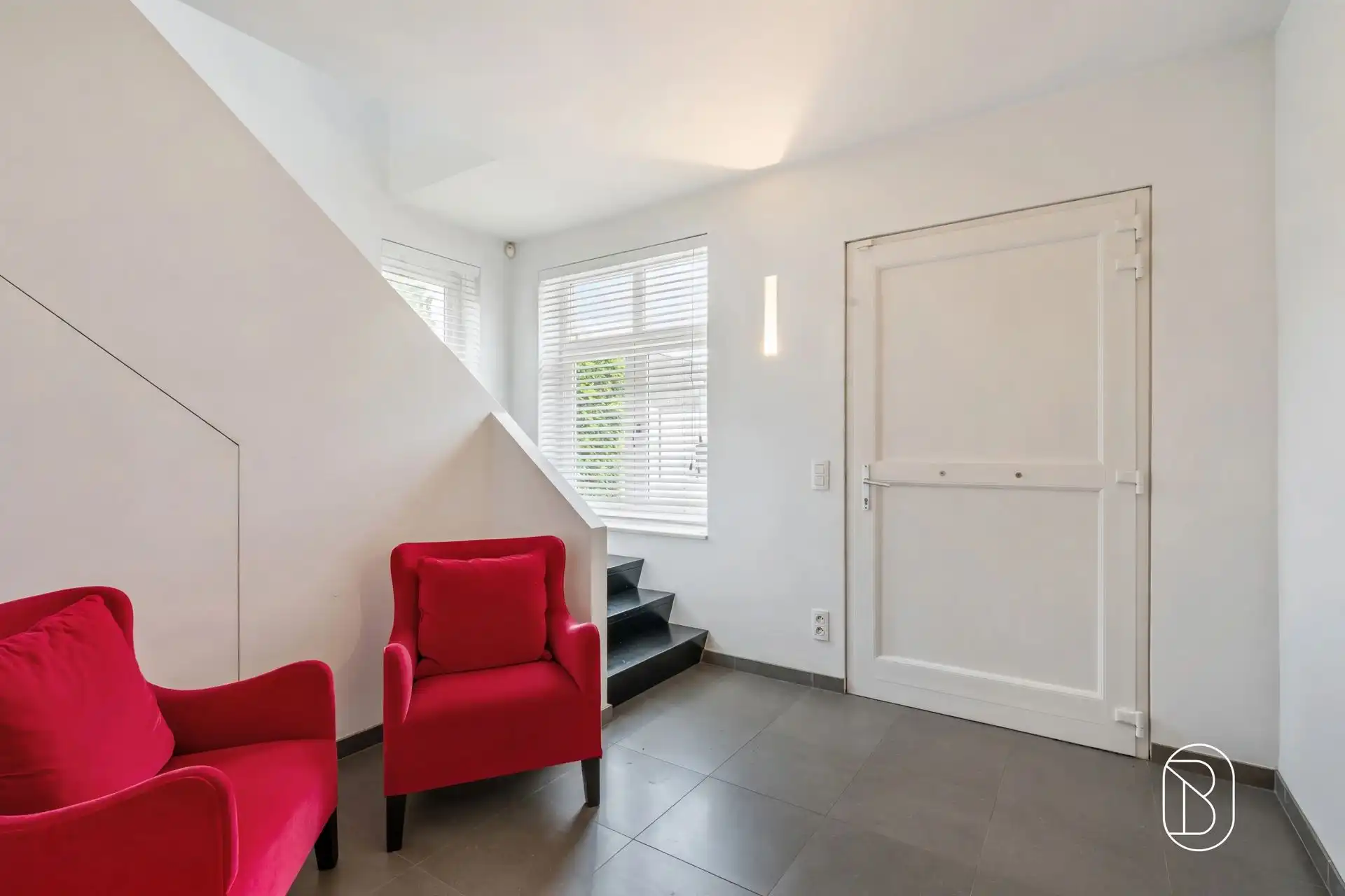 Commercieel gelegen kantoor/praktijk + woonst met atelier foto 9