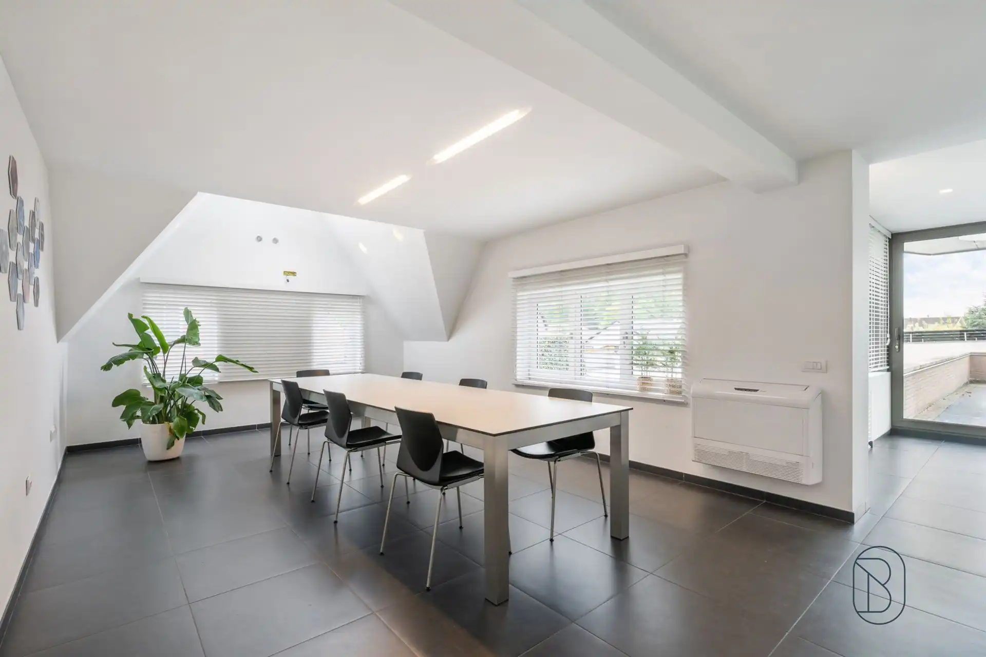 Commercieel gelegen kantoor/praktijk + woonst met atelier foto 18