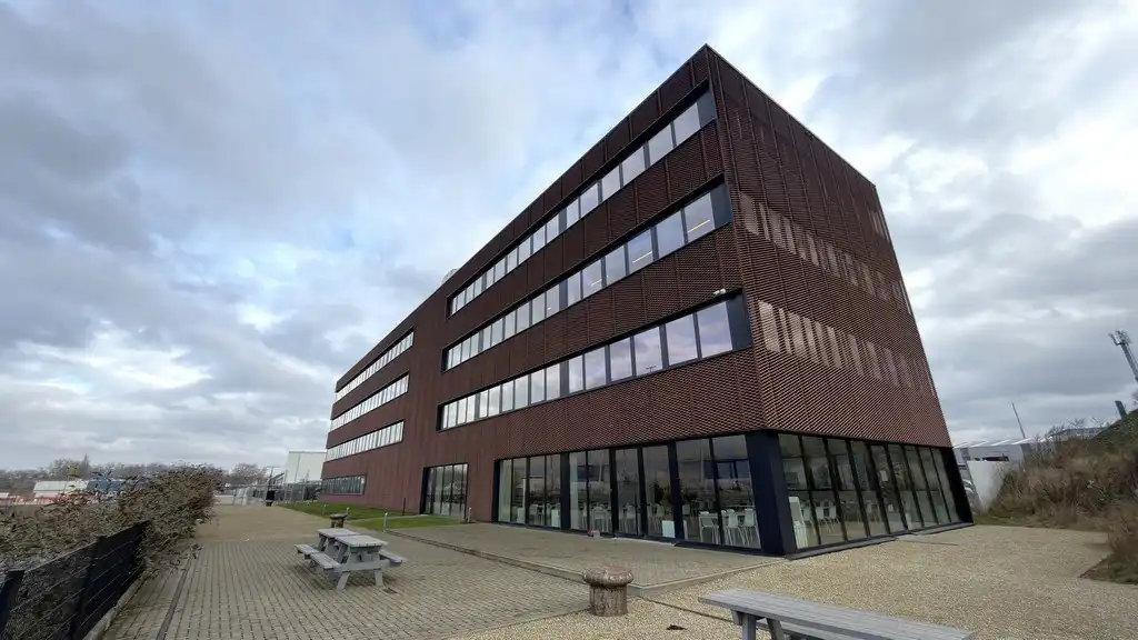 Volledig ingericht kantoor te huur in duurzaam kantoorgebouw in IZ Hoboken foto {{pictureIndex}}