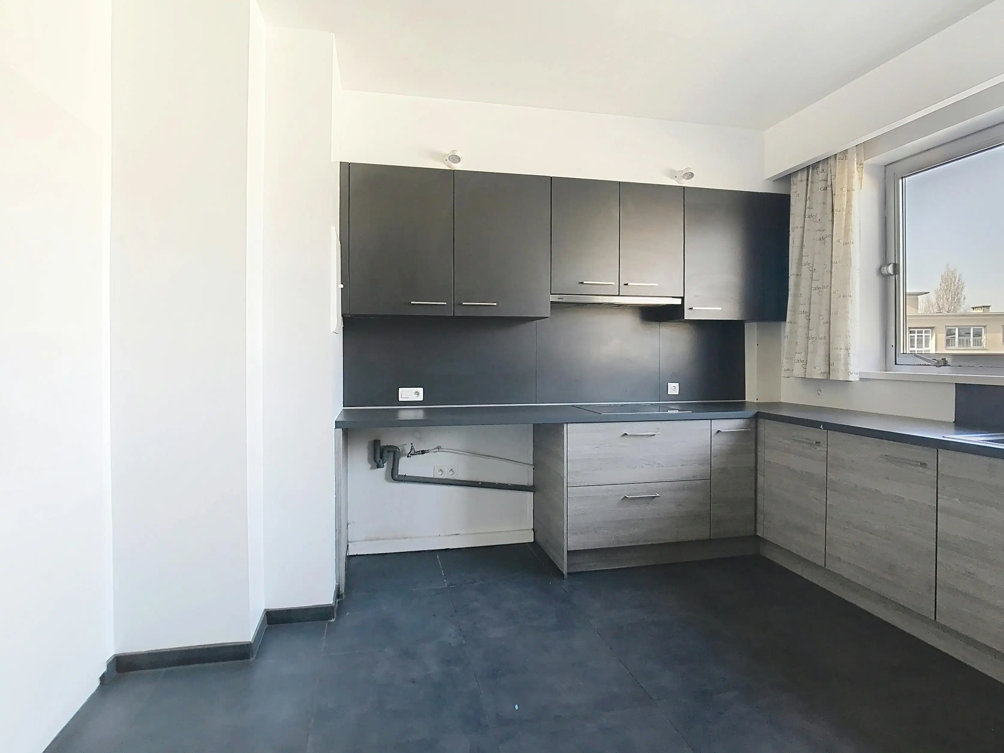 Lichtrijk en centraal gelegen ruim appartement met garage foto 7