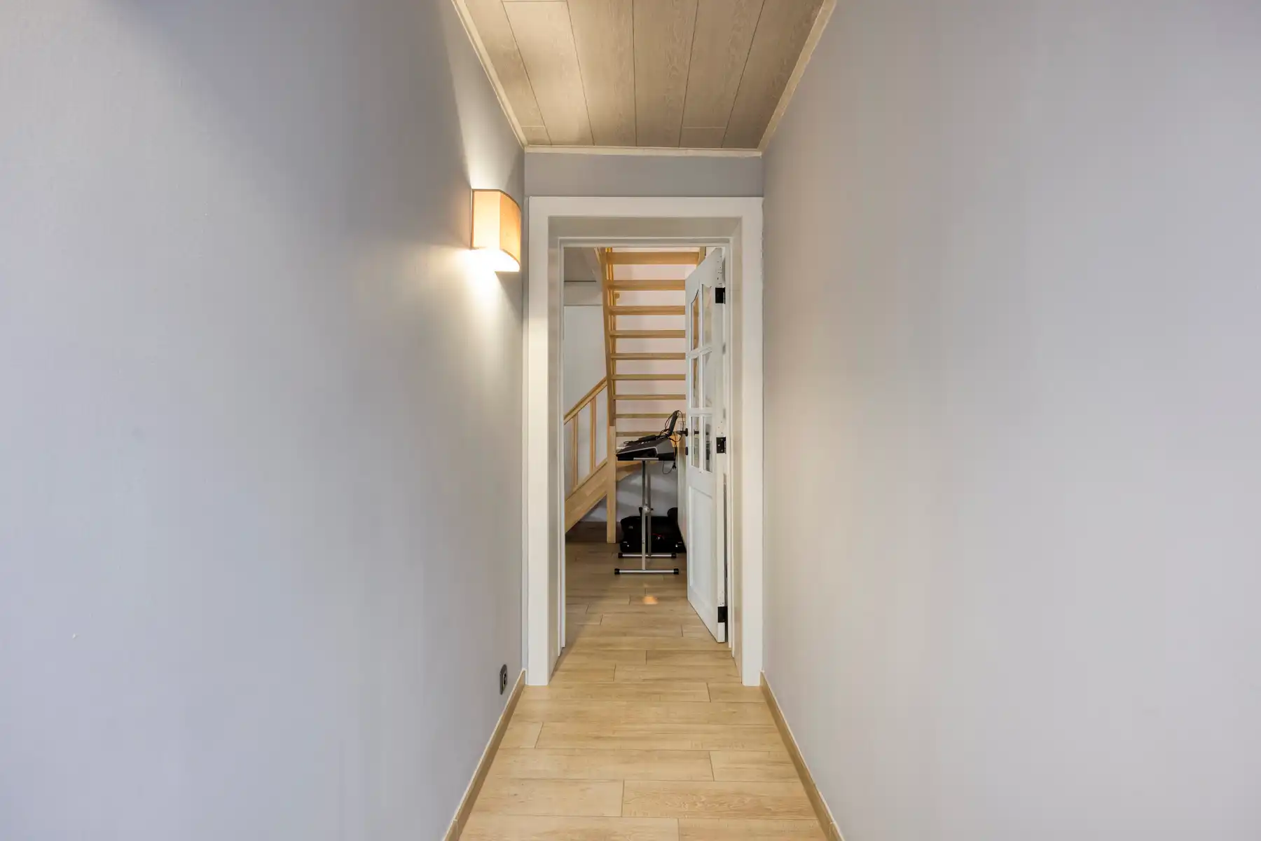 TE KOOP - instapklare halfopen bebouwing met 3 slaapkamers foto 2