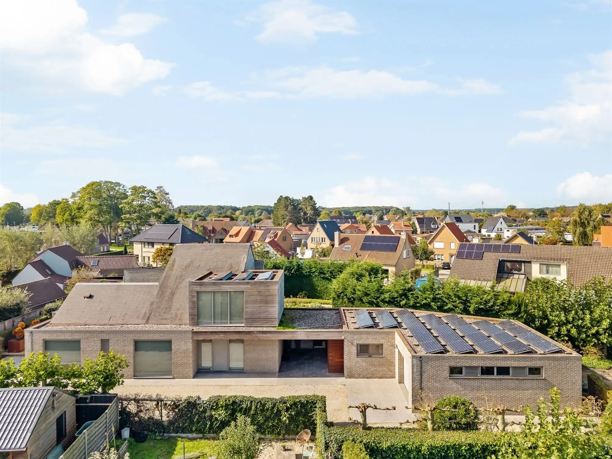 Knappe villa rond een glazen patio met gastenvleugel en 2 liften foto 2