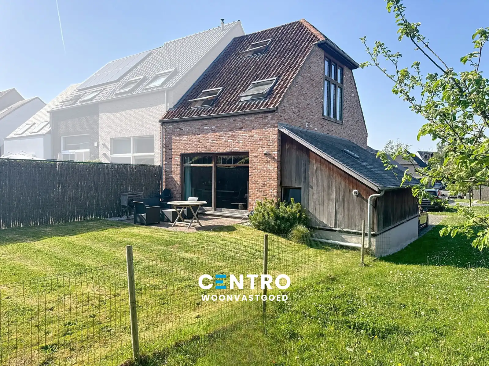 Leuke woning met alle COMFORT met 3 slpks, garage en ZUIDger. tuin! foto {{pictureIndex}}