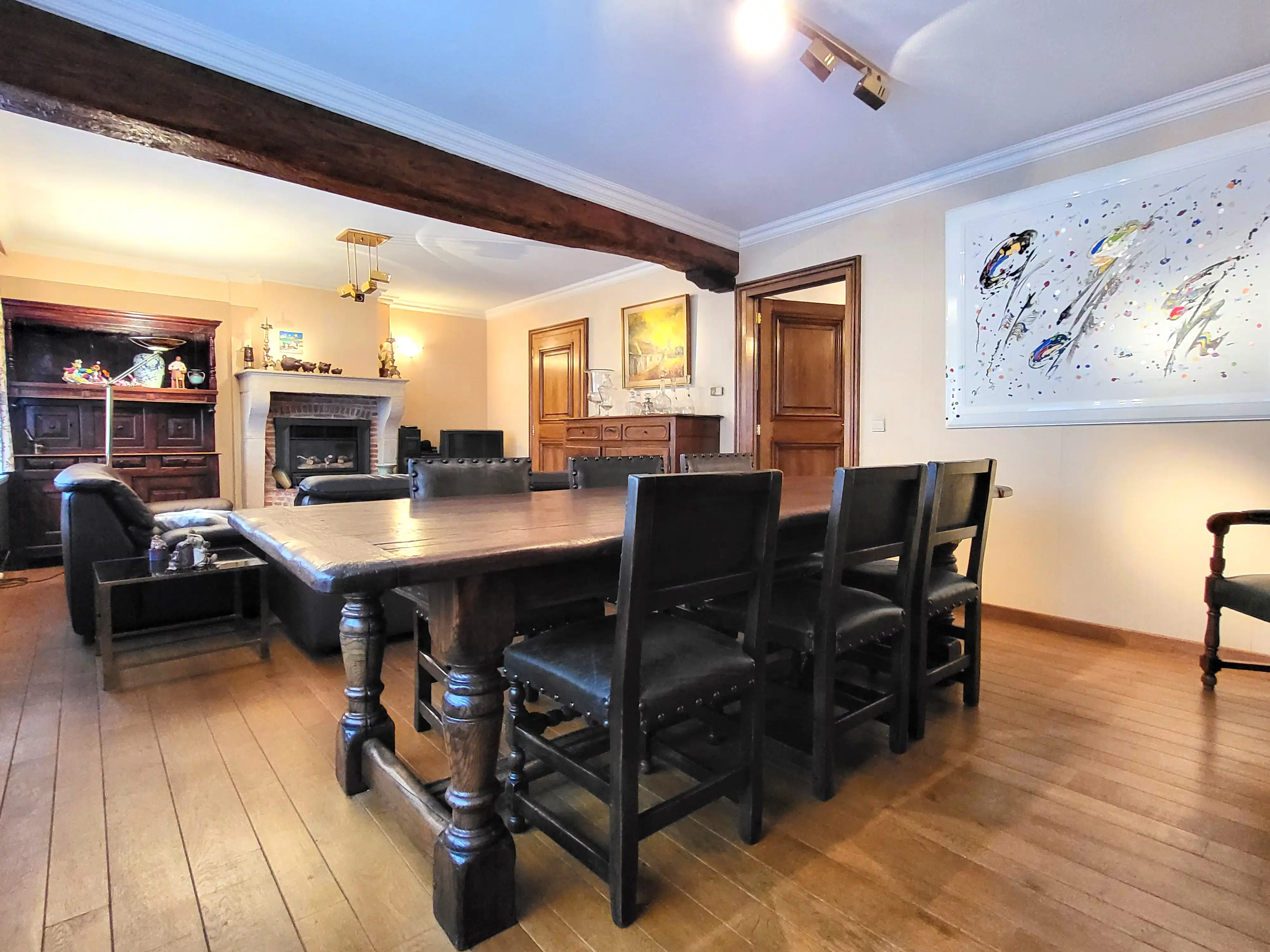 Dit veelzijdige pand met een grondoppervlakte van 240 m² combineert een ruime commerciële gelijkvloerse verdieping met een comfortabel appartement op de eerste verdieping. foto 3