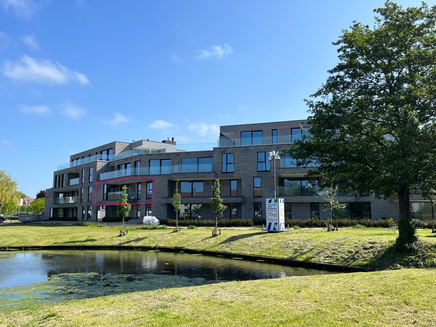 Nieuwbouwappartement (2023) met ruim terras en prachtig zicht op het park foto {{pictureIndex}}