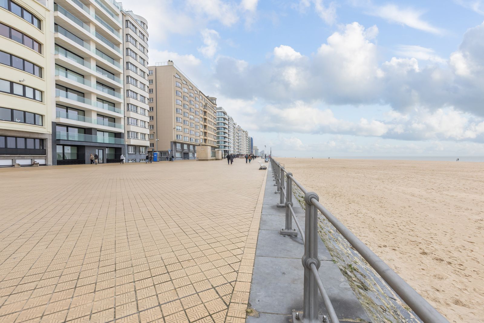 Luxueus gerenoveerd appartement met 2 slpk en frontaal zicht op zee foto 20