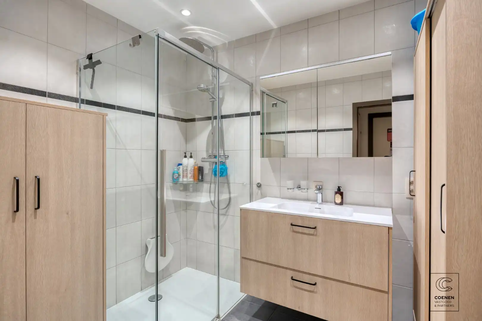 Ruim appartement met 3 slpk en schitterende tuin te Merksem! foto 9