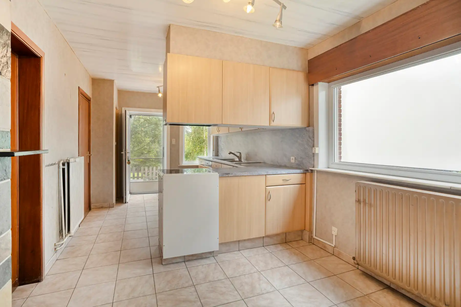 Leuke woning met veel potentieel en grote tuin foto 9