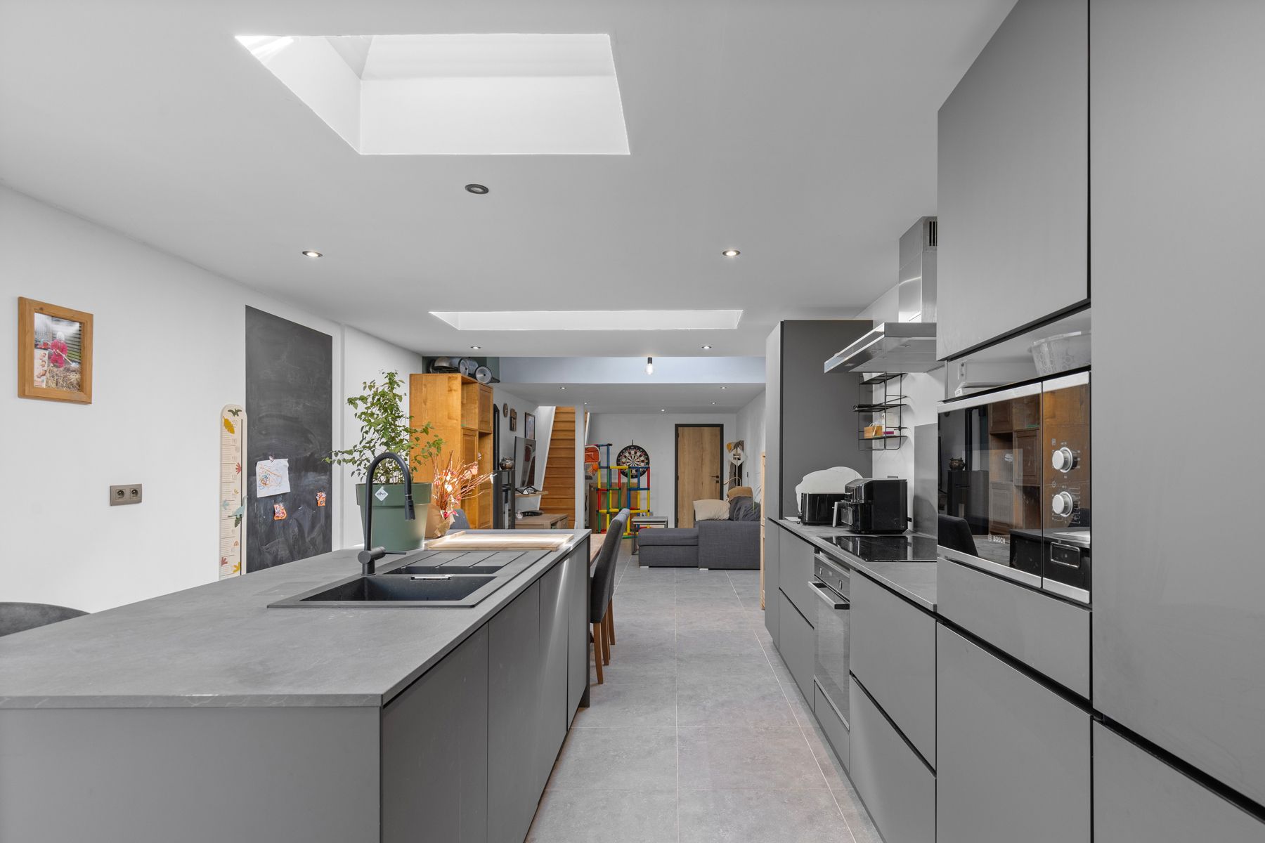 Instapklare gerenoveerde starterswoning met 2 slpks en oostgerichte tuin (500m2) foto 8