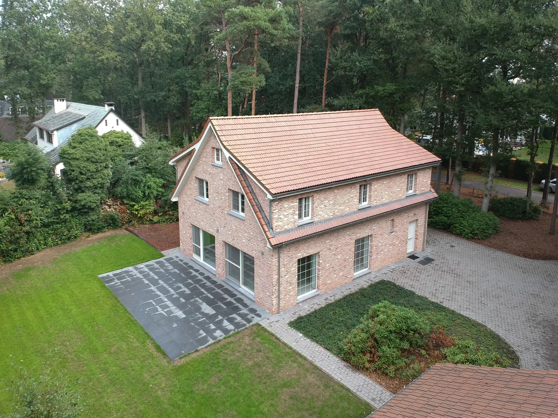 Hedendaagse en energiezuinige villa in rustige wijk foto {{pictureIndex}}