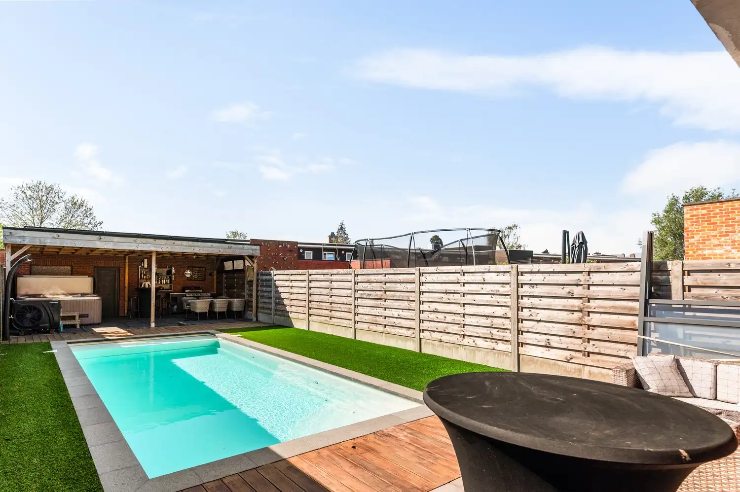 Tof gelijkvloers appartement met 2 slaapkamers, tuin en zwembad foto 15