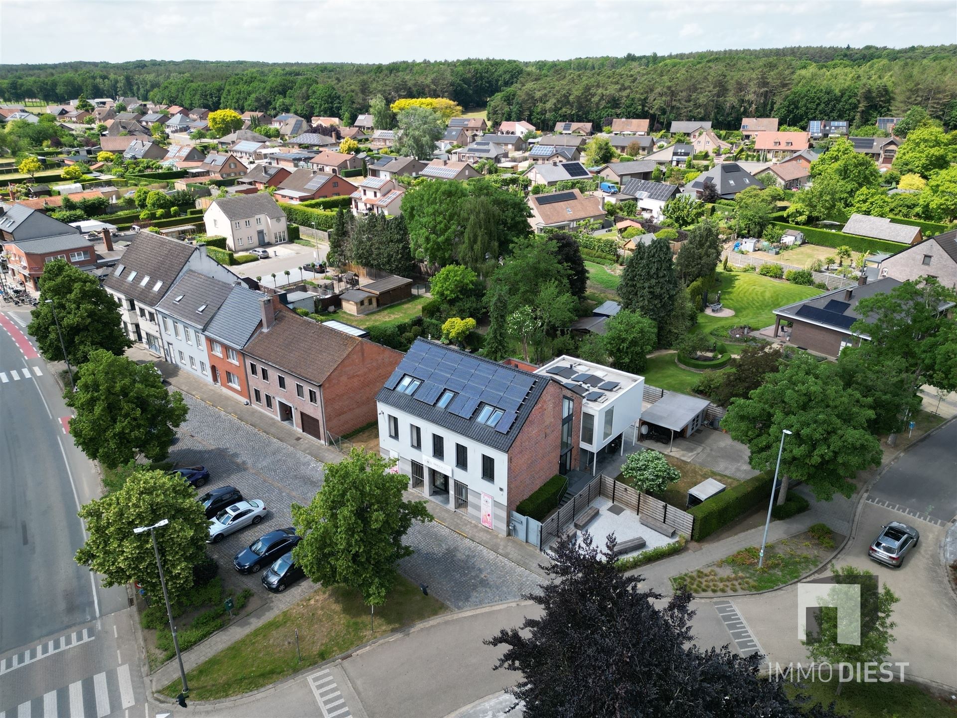Handelspand met luxe woonst op goede locatie foto 3