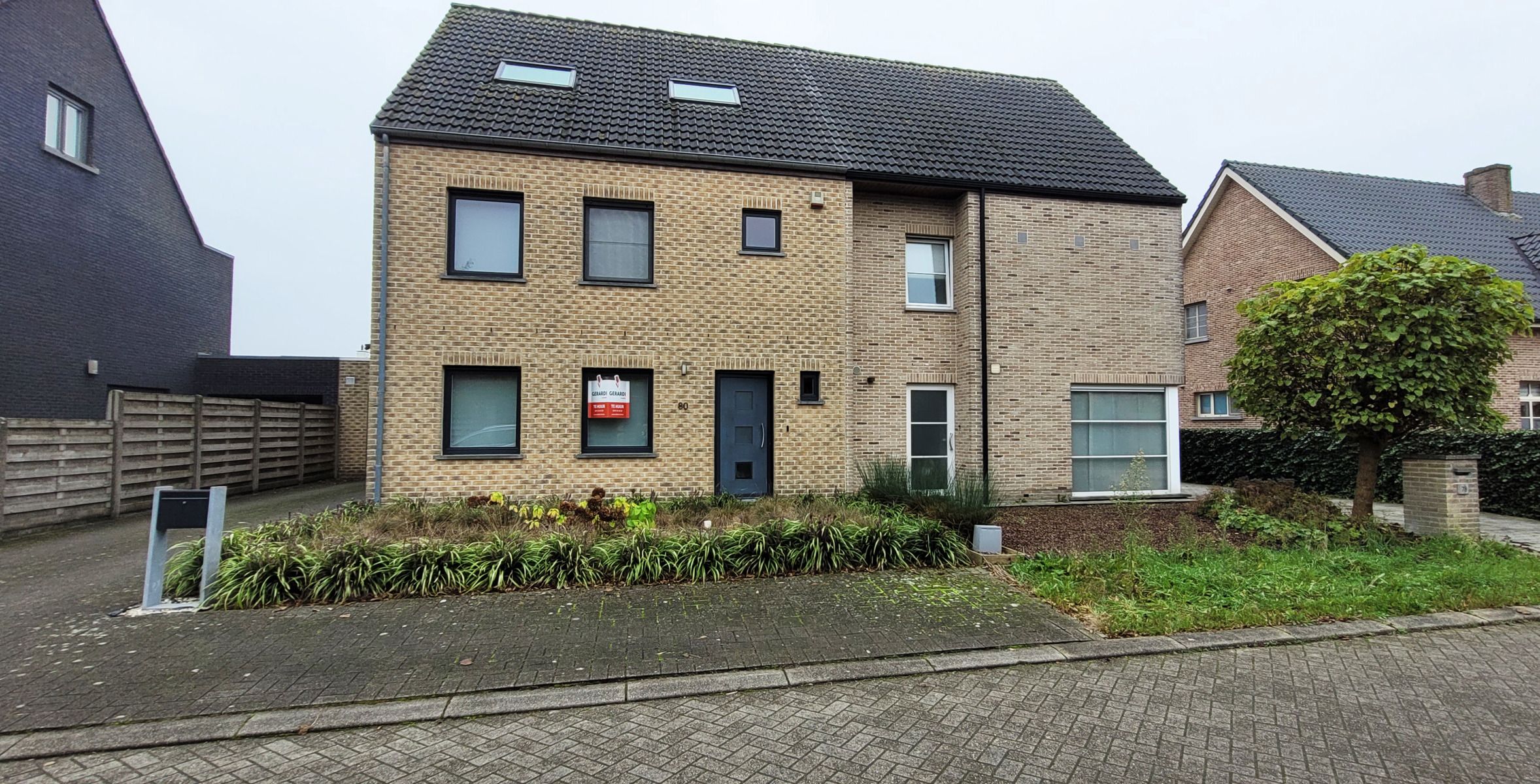 Modern energiezuinige halfopen huis met 4 slaapkamers, voor- en achtertuin in een kindvriendelijke buurt, biedt de perfecte combinatie van rust, veiligheid en kortbij het centrum foto {{pictureIndex}}