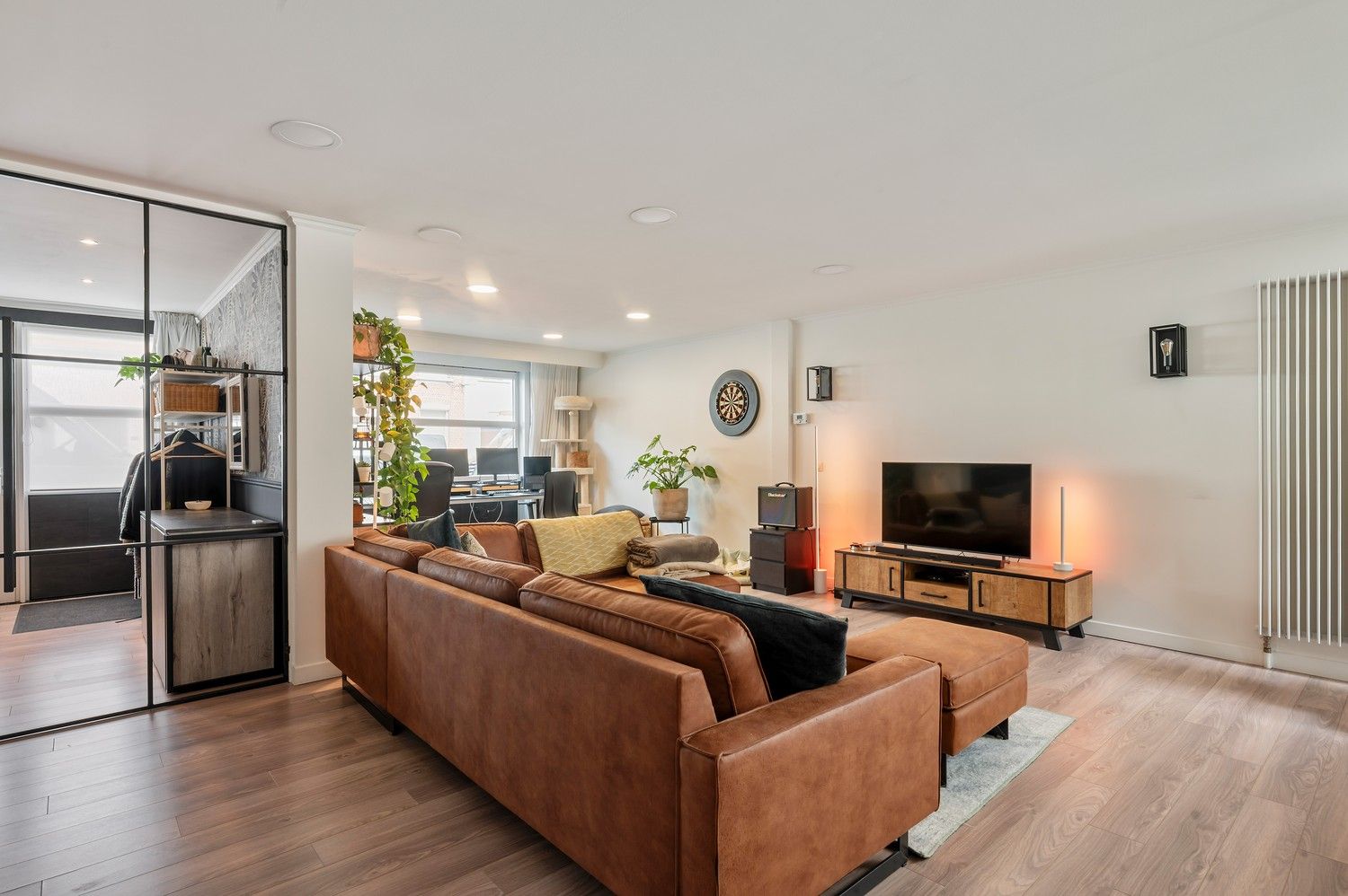 Uitzonderlijk gelijkvloers appartement met royale kelder en twee carports. foto 2