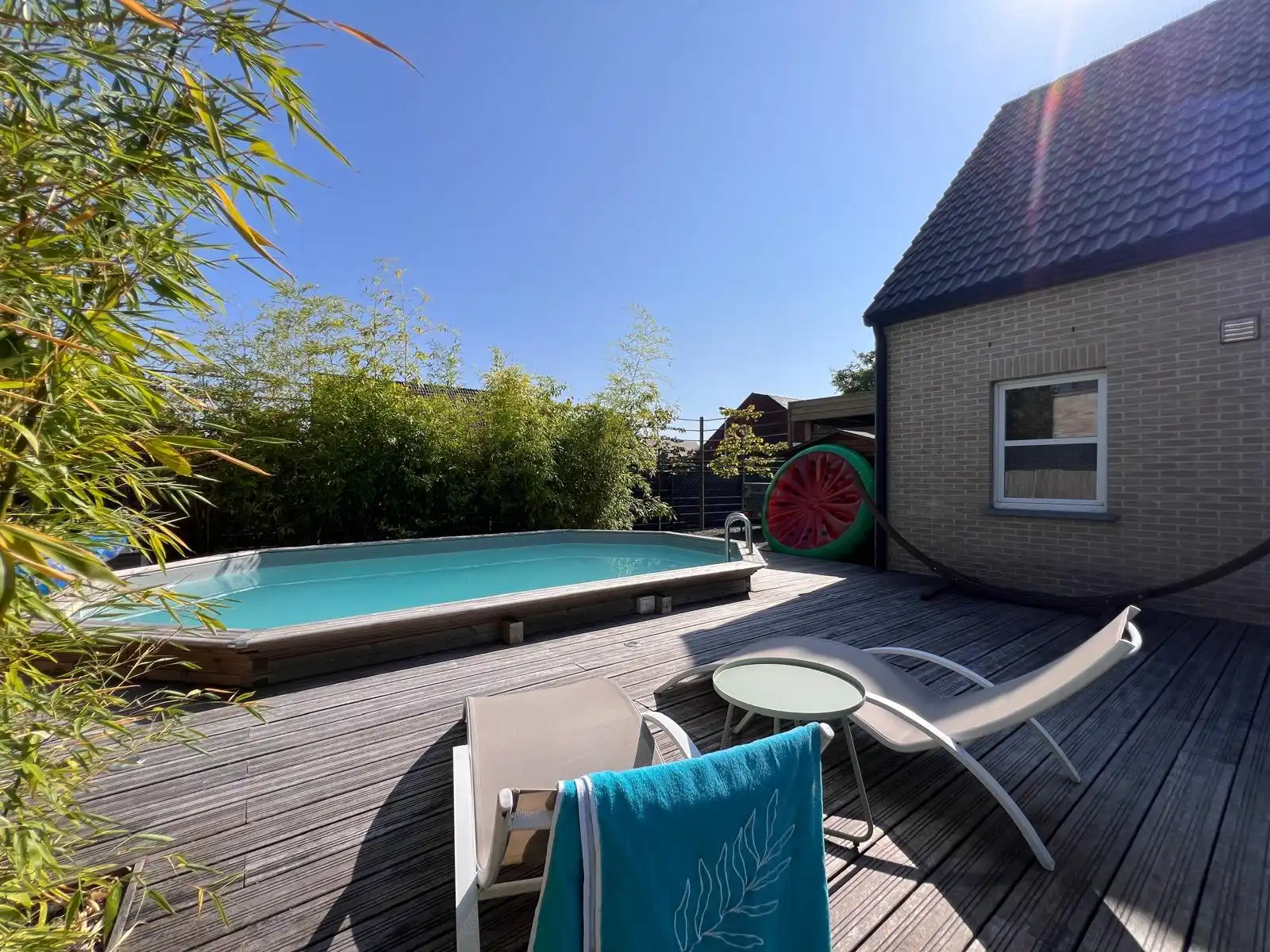 Ruime hedendaagse villa met zwembad in een gegeerde residentiële omgeving foto 22