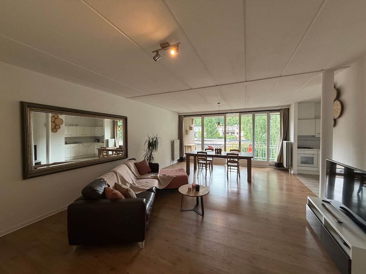 Rustig gelegen appartement met terras en garage foto 2