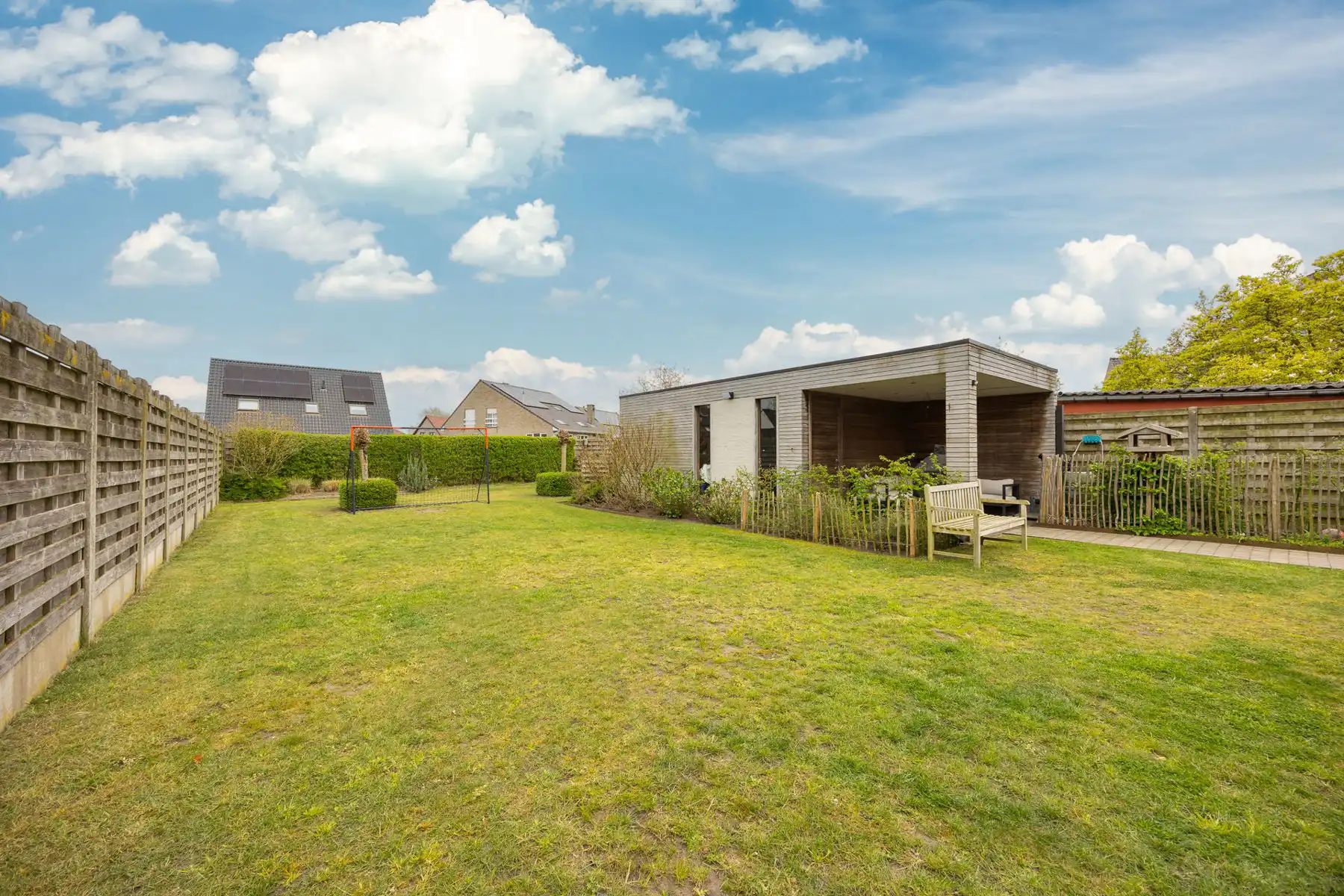 Ruime gezinswoning met tuin en 3 slaapkamers. foto 29