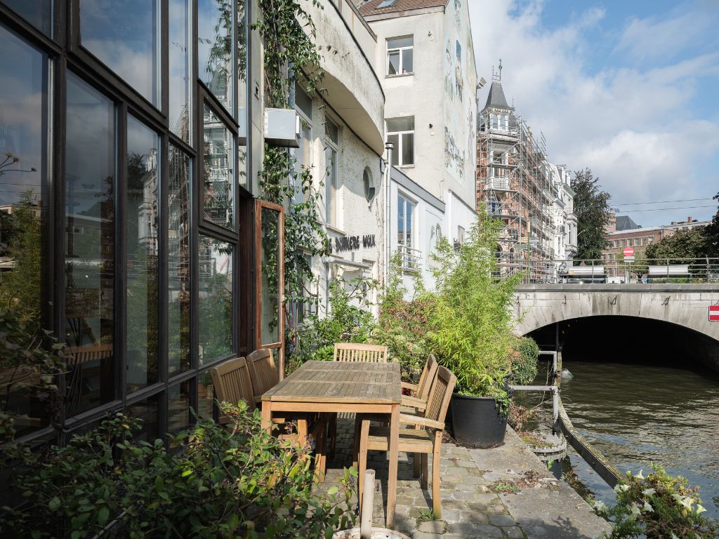 Bijzondere te renoveren herenwoning met unieke ligging aan het water foto 4