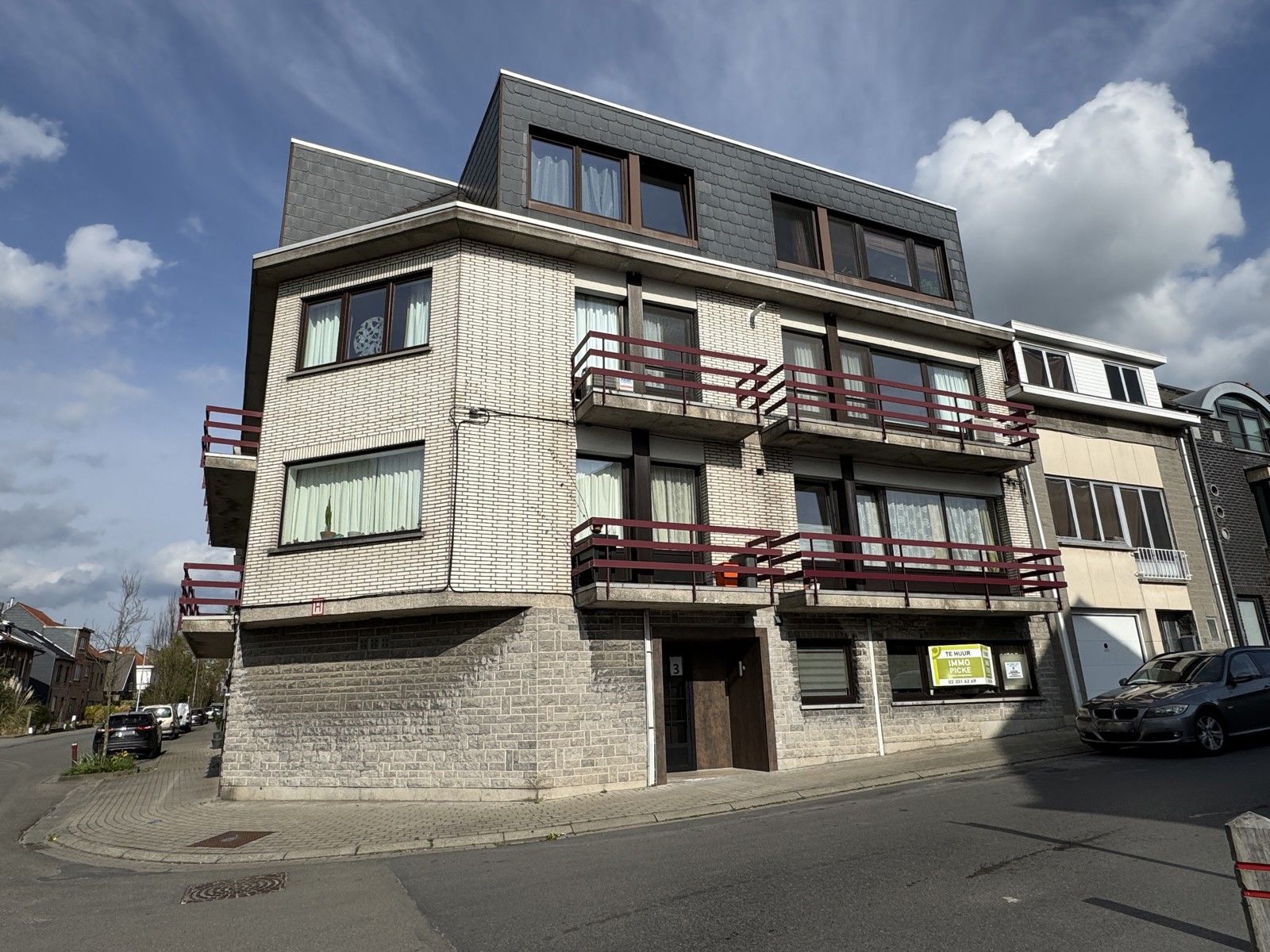 Vernieuwd gelijkvloers-appartement met 2 slaapkamers en koer foto {{pictureIndex}}