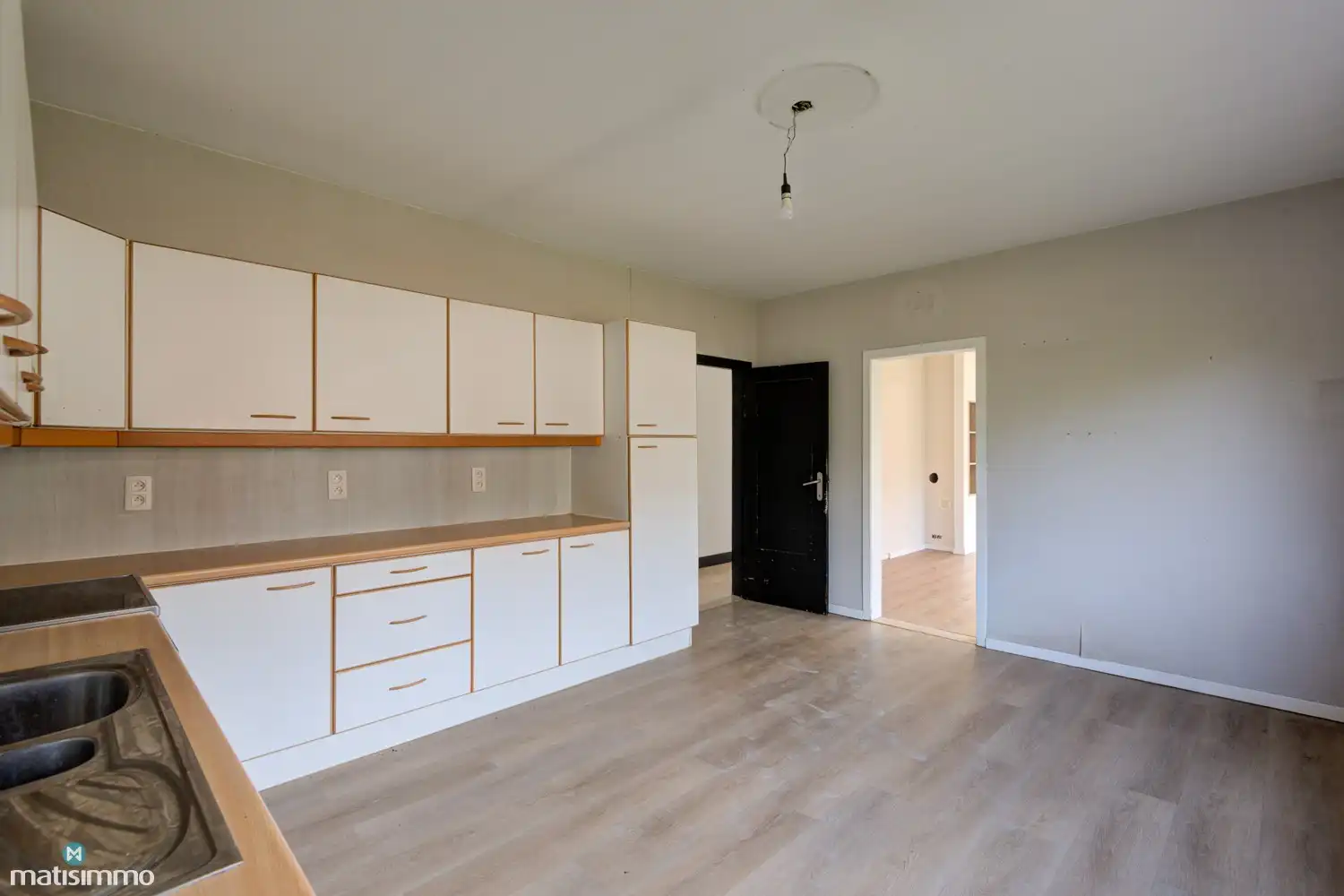 RUIME, GELIJKVLOERSE WONING (VOLLEDIG ONDERKELDERD), MET GARAGE EN TUIN NABIJ CENTRUM GENK foto 11