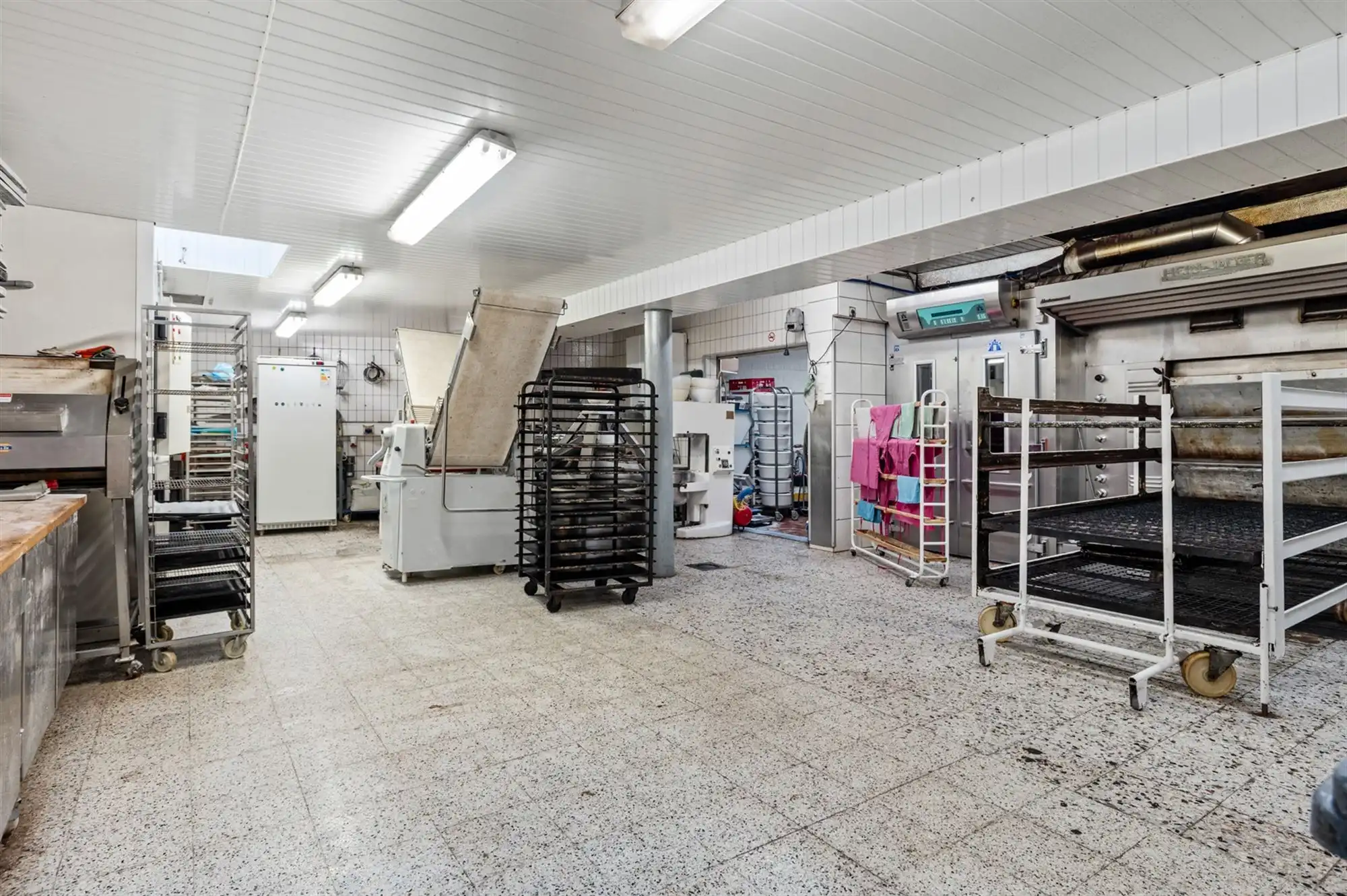 Opbrengsteigendom in handelshart van Merksem aan het plein! foto 20