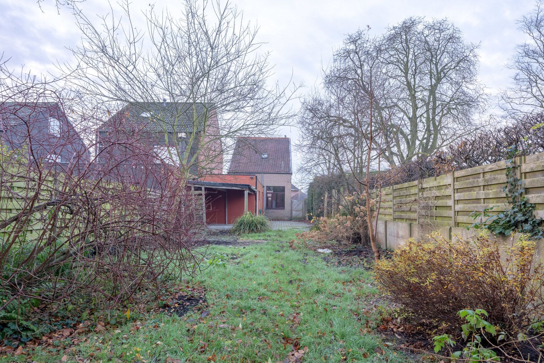 Halfopen bebouwing met 2 slaapkamers, ruime oprit en tuin! foto 5