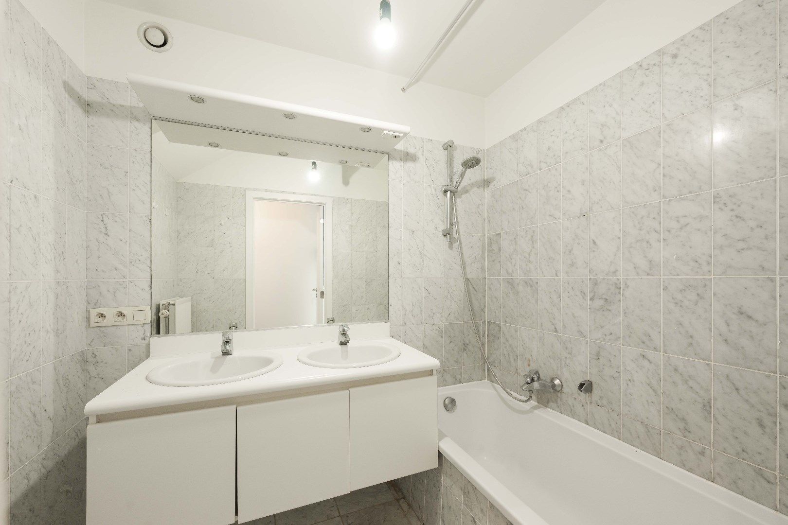 INSTAPKLAAR APPARTEMENT (146 m²) MET 3 SLPKS | STAANPLAATS + BERGING foto 9