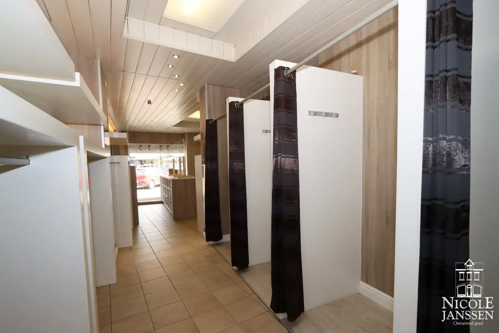 Toffe instapklare en ruim ingedeelde woning met leuk tuintje en carport foto 18