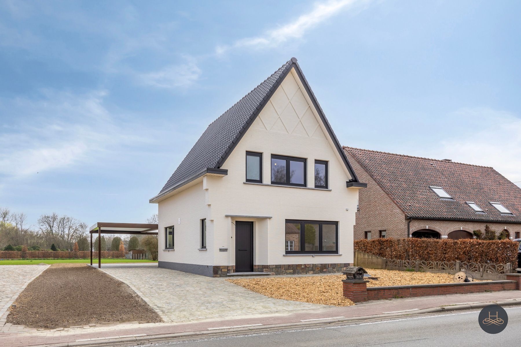 Totaal gerenoveerde woning met grote tuin foto 2