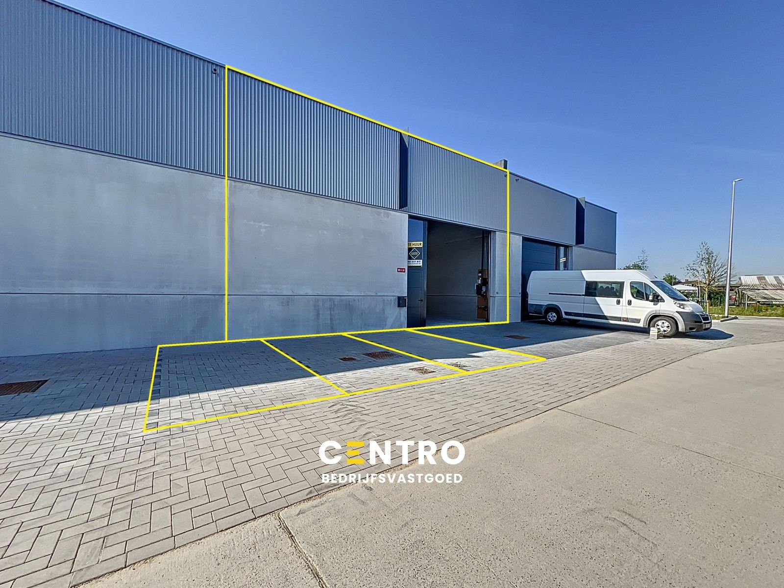 Nieuwbouw KMO-unit (± 225m²) met 3 parkeerplaatsen op bedrijventerrein "Het Stoomtuig". Vlotte verbinding Ring Roeselare/E403 ! foto {{pictureIndex}}