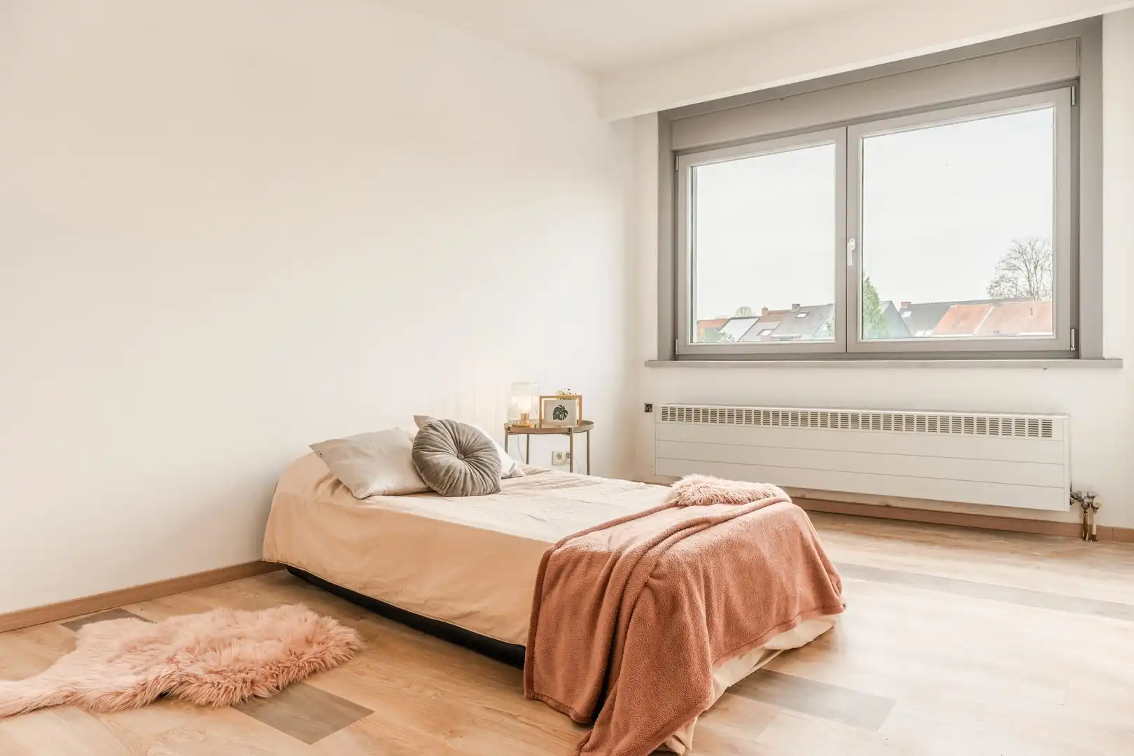 Ruim en lichtrijk appartement met garage foto 11