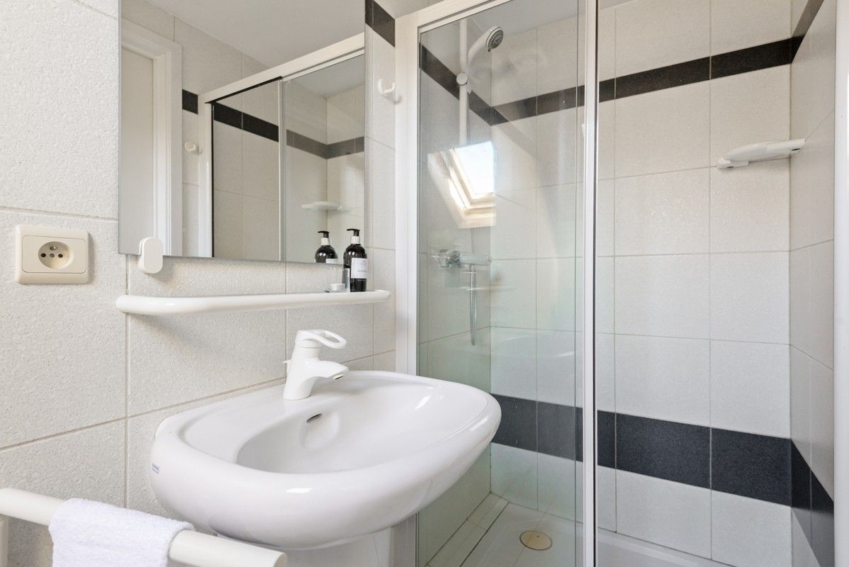 Verder af te werken charmante woning op 1840m² vlakbij het centrum van Sint-Antonius foto 12