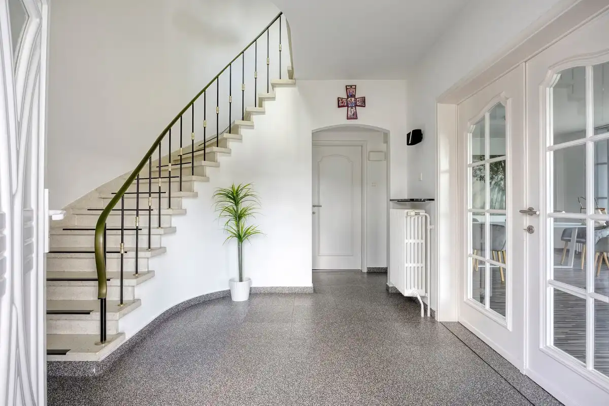 Instapklare gezinswoning met 5 slaapkamers op 16a 50ca in residentiële villawijk Henegauwberg foto 2