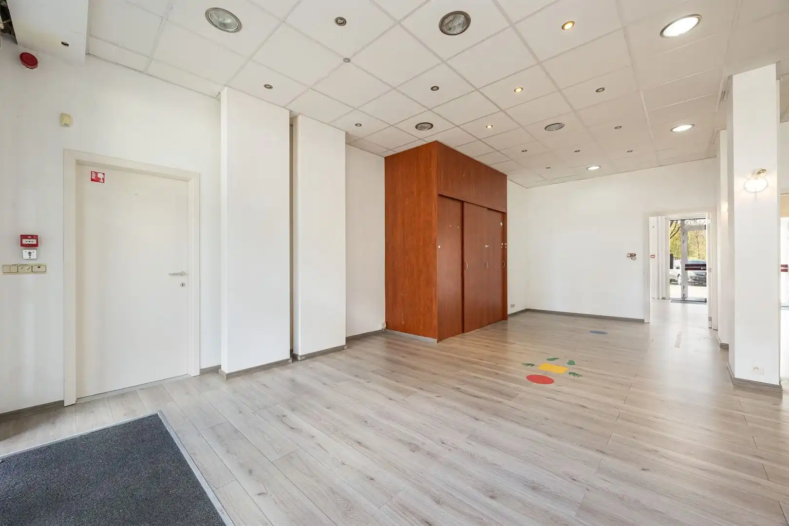 Veelzijdige commerciële ruimte met privé parkeerplaatsen  foto 8