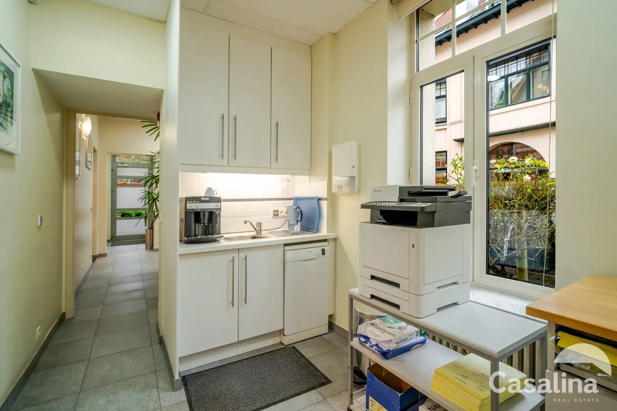 Kantoorgebouw met appartement & parkeerplaatsen  ±535m² foto 11