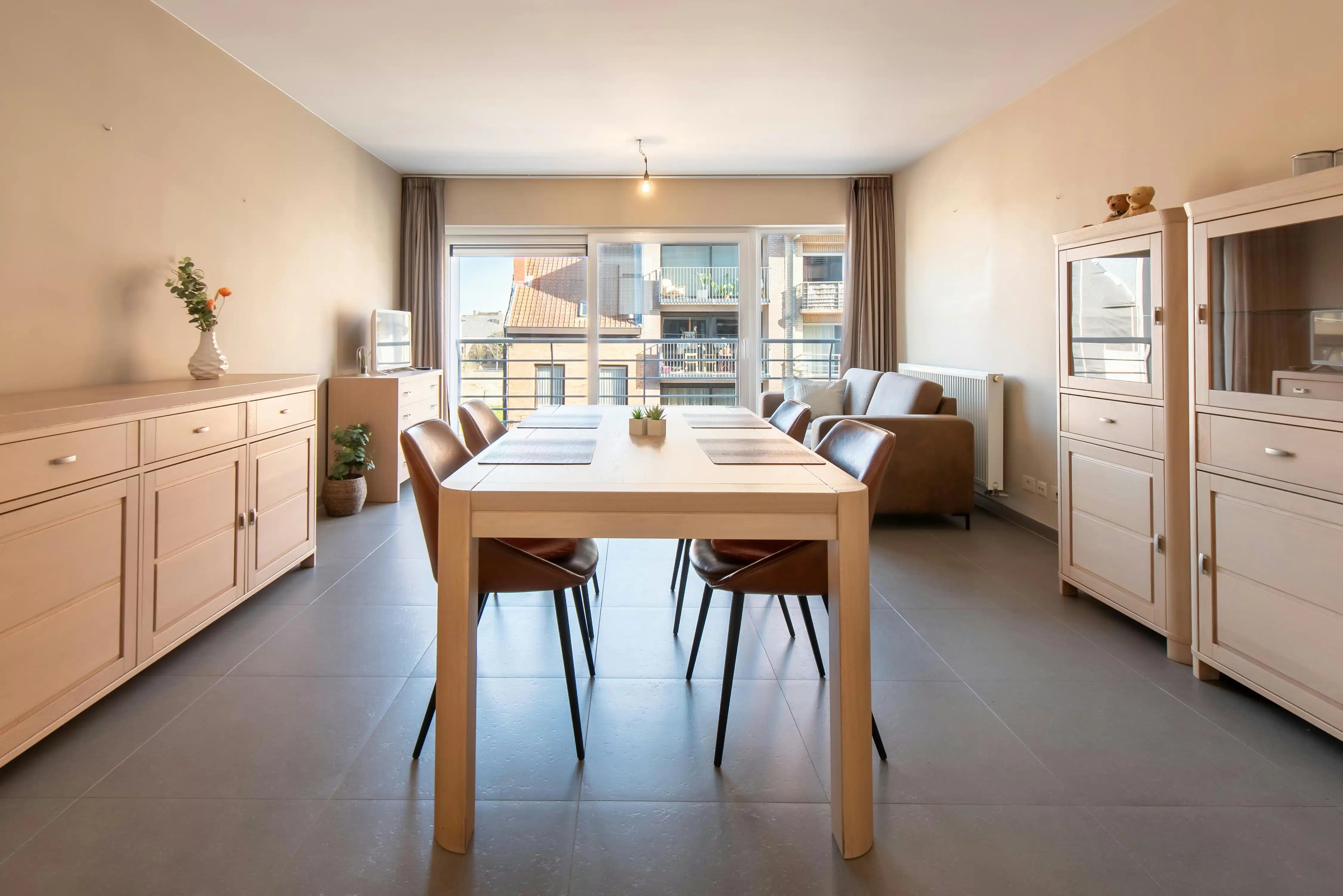Instapklaar appartement te koop met terras te Oostende foto {{pictureIndex}}