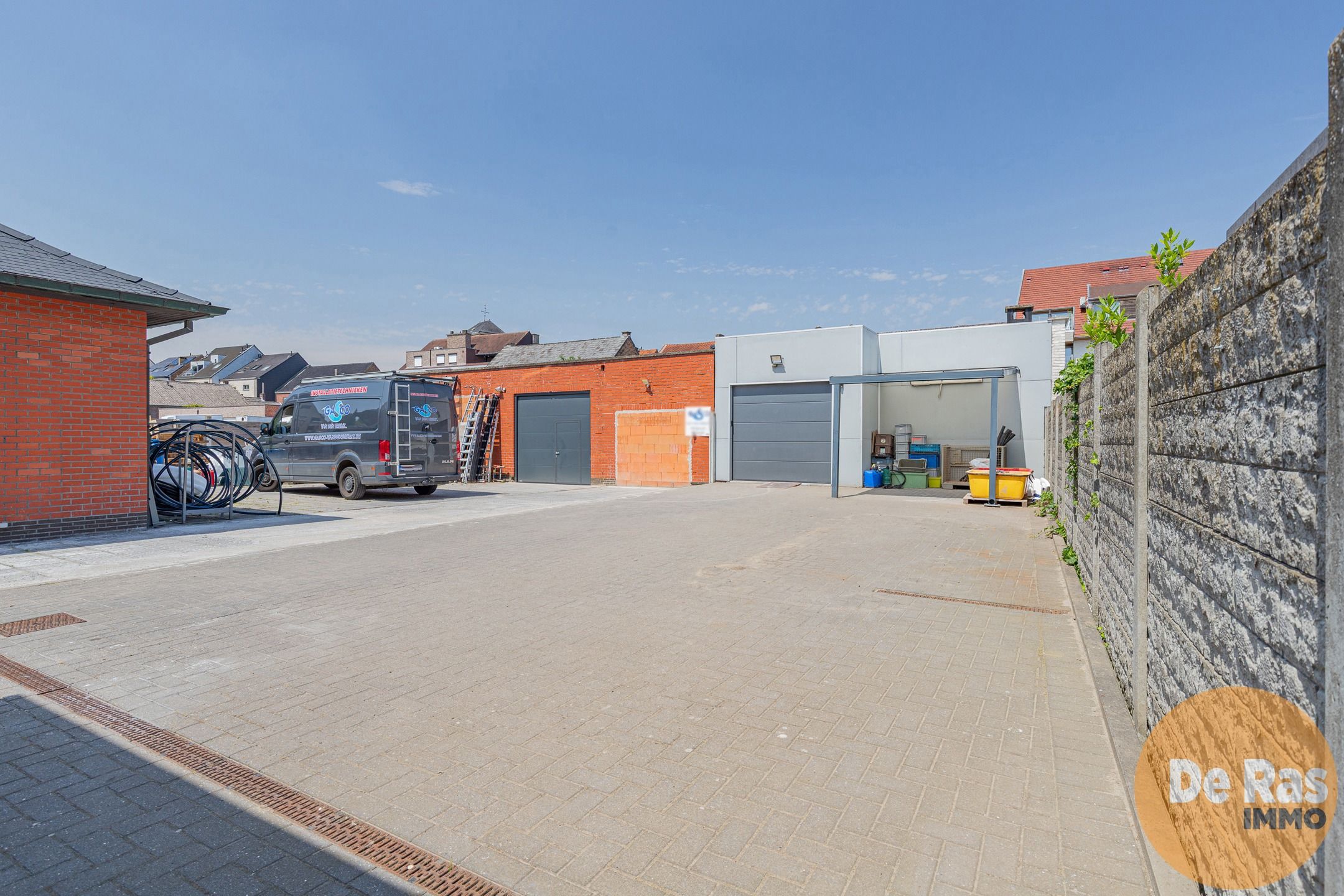 NIEUWERKERKEN - Recent gebouw met magazijn foto 33
