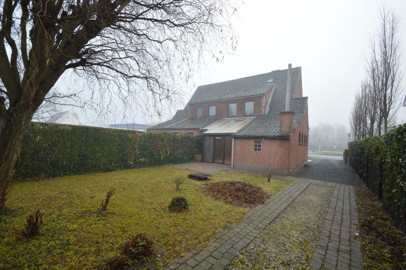 Leuke instapklare half-open bebouwing met tuin & garage foto 15