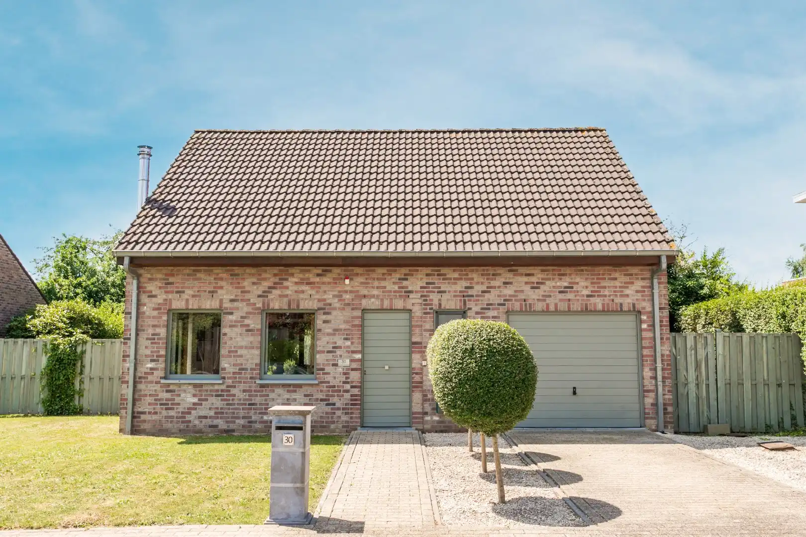Verzorgde 4-gevelwoning met 2 slpk en garage te Halle op 6a74ca foto {{pictureIndex}}