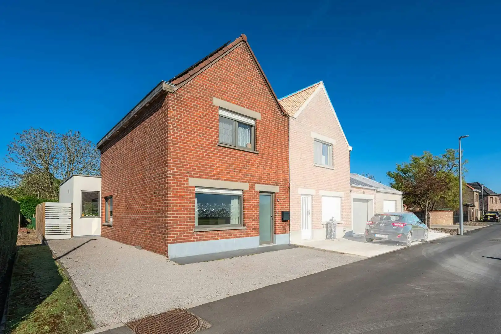 Instapklare halfopen bebouwing (2017) met zonovergoten tuin in Geluveld foto 2