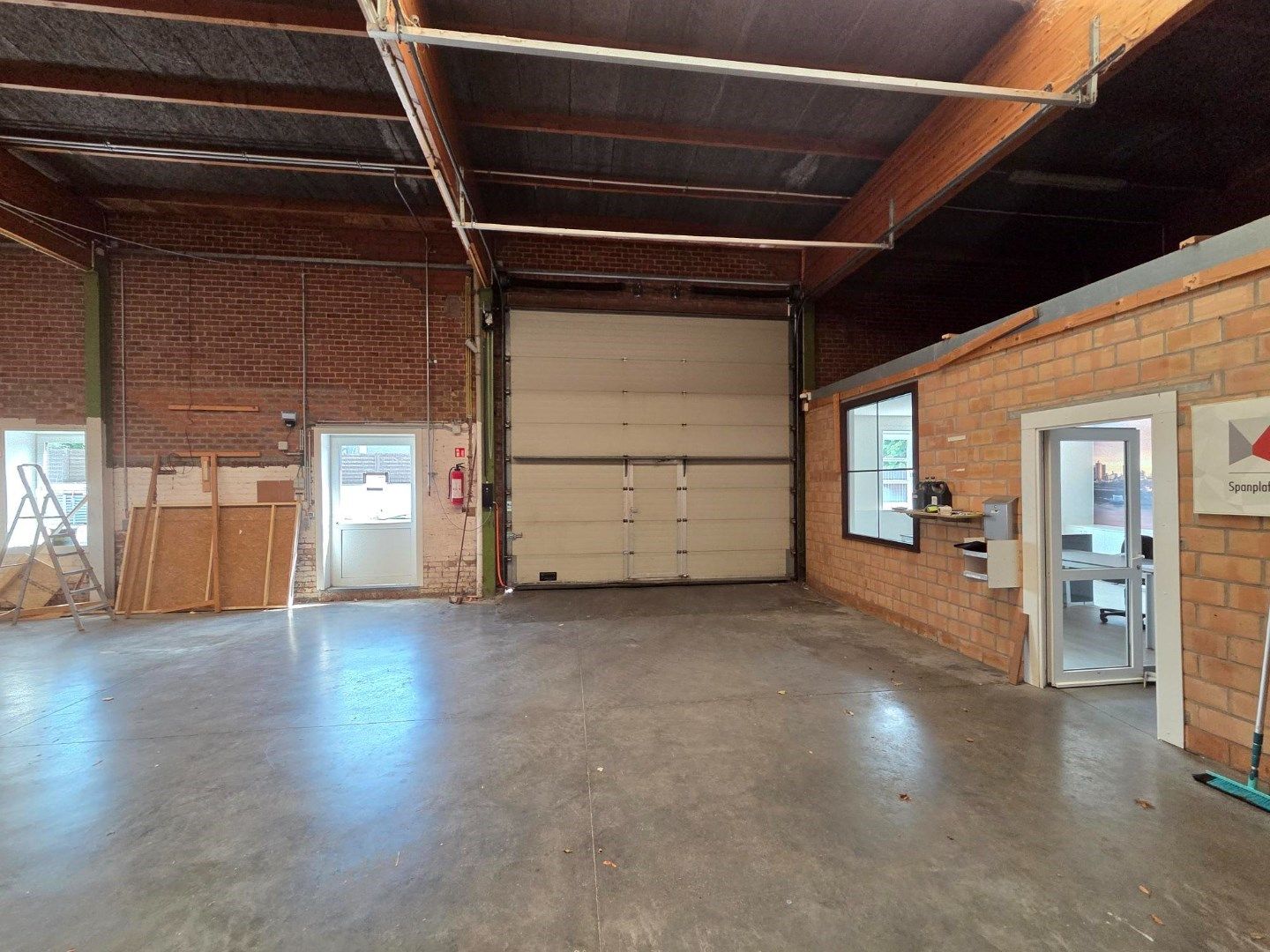 Opslagruimte van 555m² met bureel foto 18
